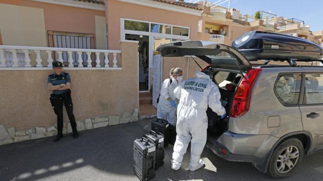 El registro este domingo de la vivienda de la víctima en la urbanización de Orihuela.