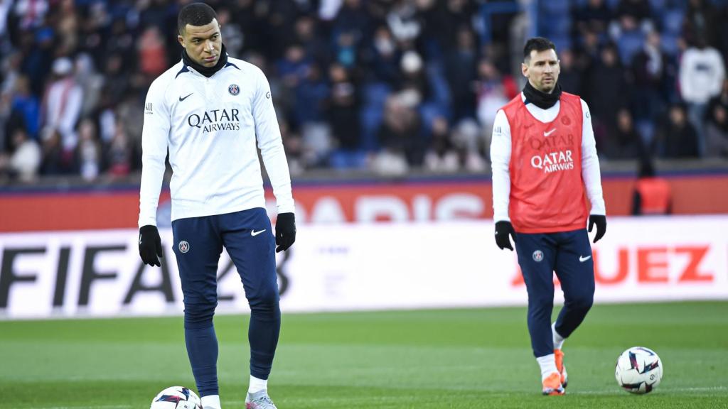 Mbappé y Messi, durante un calentamiento del PSG