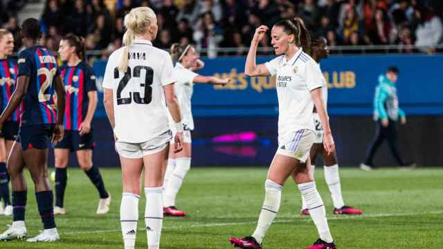 Jugadoras del Real Madrid Femenino y Barça durante El Clásico