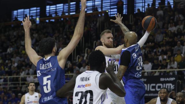 Un lance del partido en el que Musa entra a canasta.