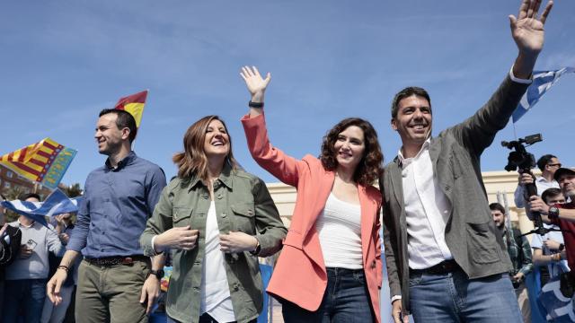 Díaz Ayuso participa en un mitin del PPCV junto al candidato a la Presidencia de la Generalitat, Carlos Mazón.