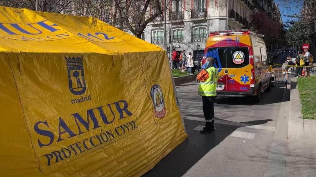 El Samur atendiendo a algunos de los corredores del medio maratón de Madrid.