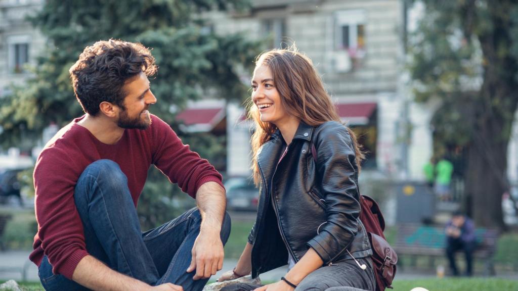 Una pareja pasando el rato divertidos en un parque.