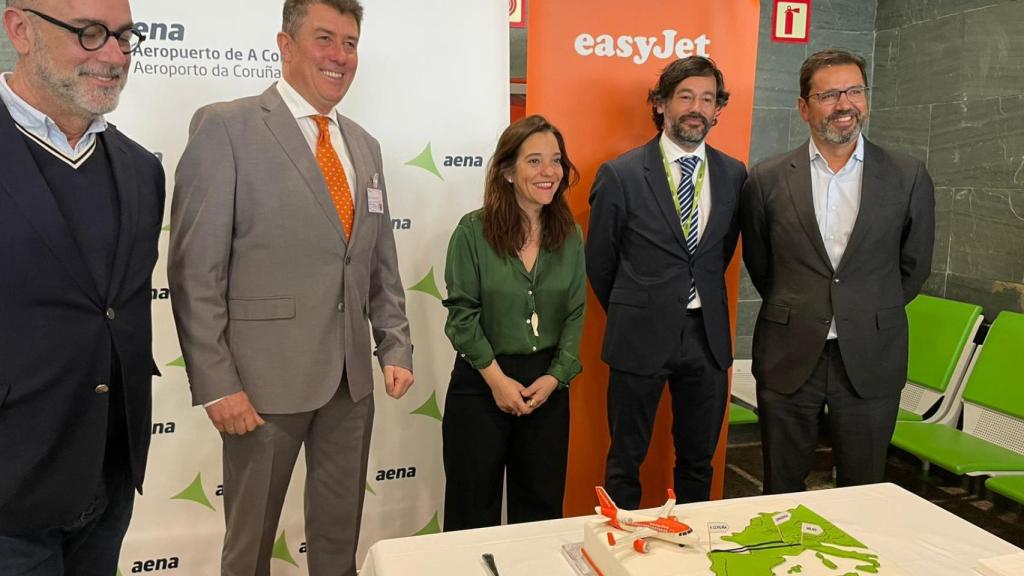 Inés Rey y representantes de EasyJet en el vuelo inaugural Ginebra-A Coruña