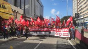 Trabajadores del comercio se manifiestan en A Coruña desde Cuatro Caminos