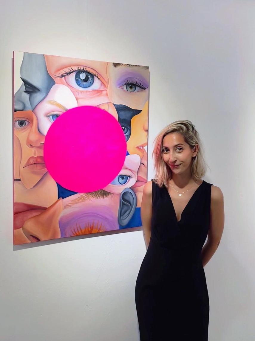 Celia Gallego con uno de sus cuadros en una exposición.