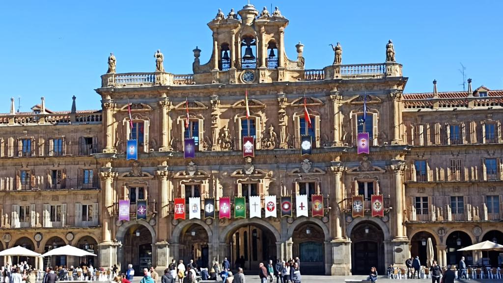 Los estandartes de las cofradías y hermandades ya cuelgan en el Ayuntamiento