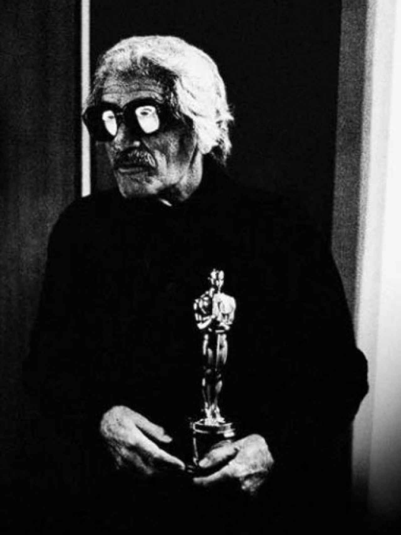 Buñuel, con el Óscar a la mejor película de habla no inglesa