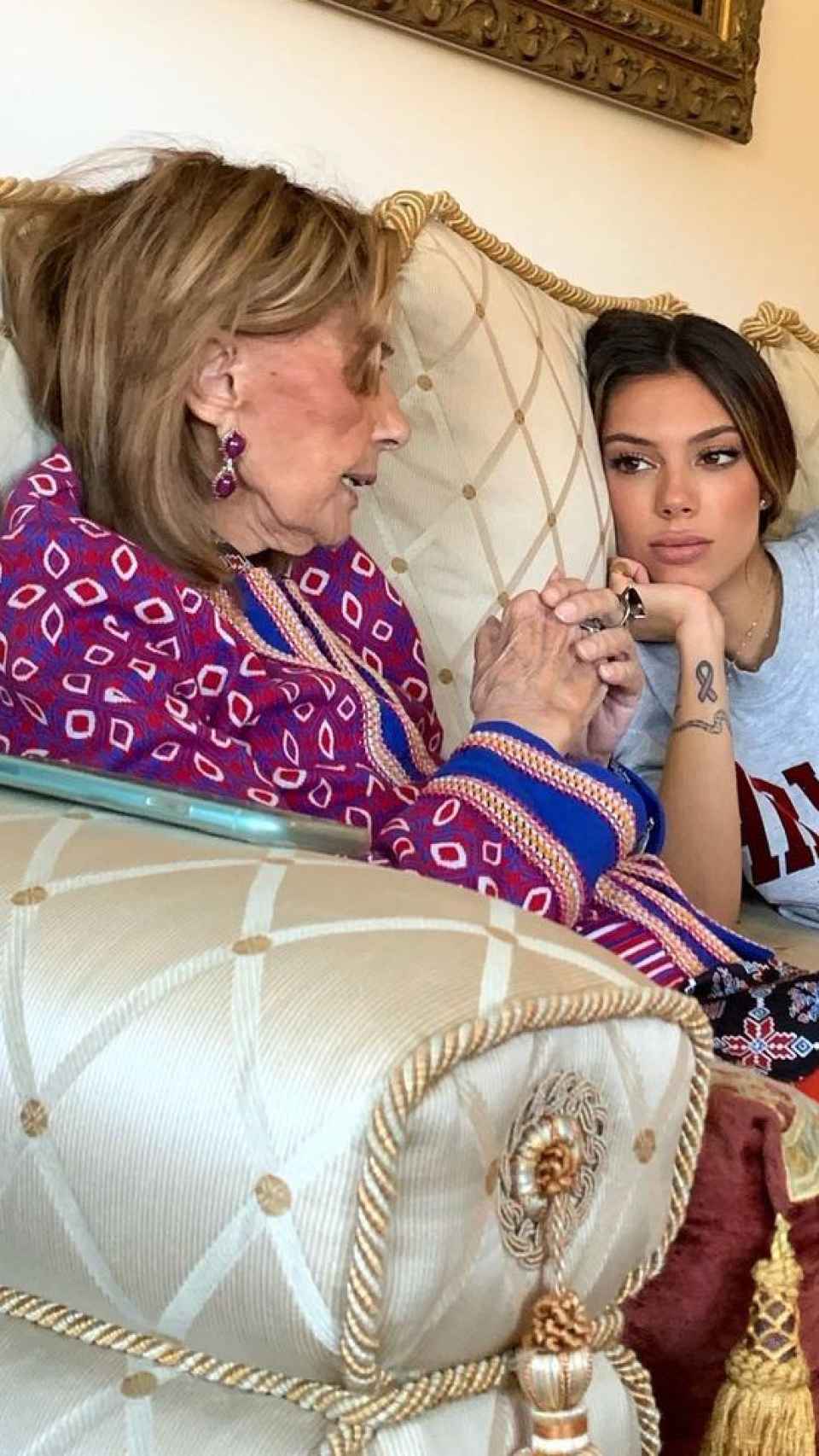 María Teresa Campos junto a su nieta Alejandra, en una de sus últimas imágenes públicas, en octubre de 2022.