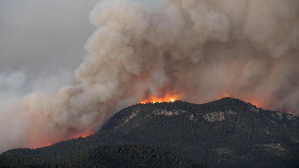 El incendio quema partes de Fuentes de la Reina, en Castellón.