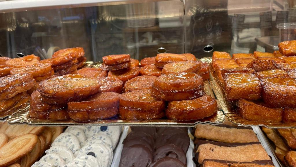 Torrijas de miel en una pastelería de Málaga.