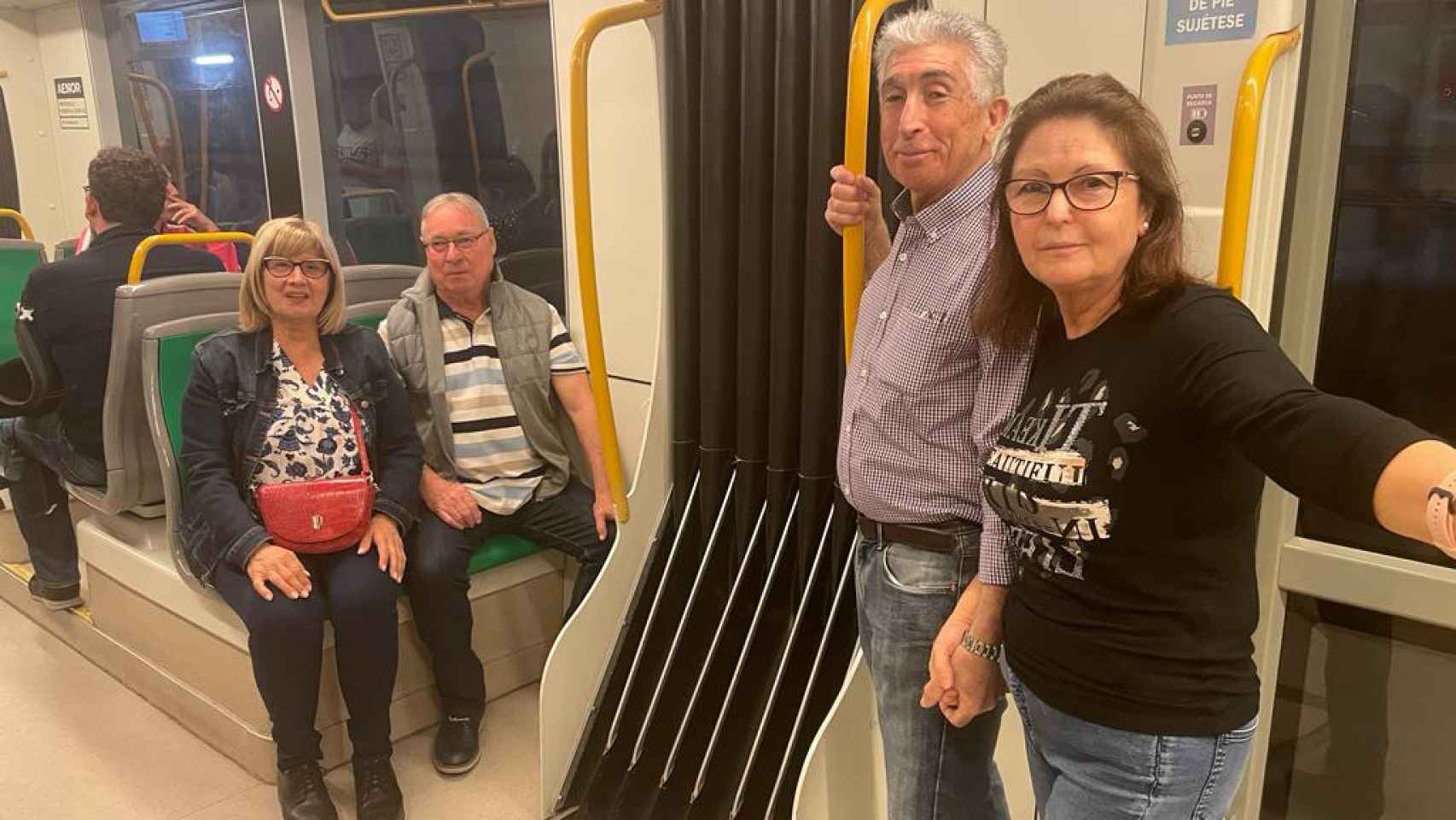 Emmanuel, Encarna, Rosa y José Antonio, en el primer tren del Metro en llegar a Atarazanas.