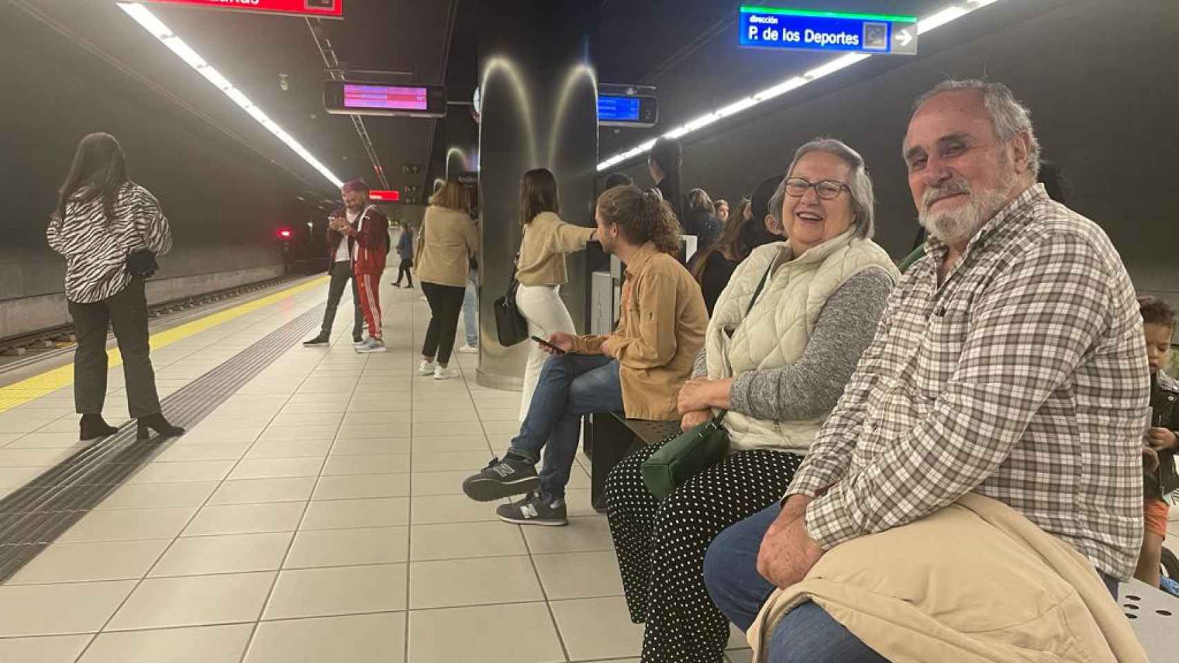 Viajeros en las nuevas paradas del Metro en el Centro de Málaga.