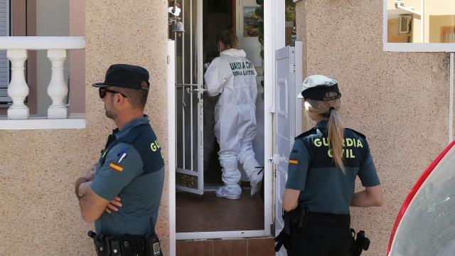 En la imagen, agentes de la Unidad Científica de la Guardia Civil en el domicilio de la víctima.