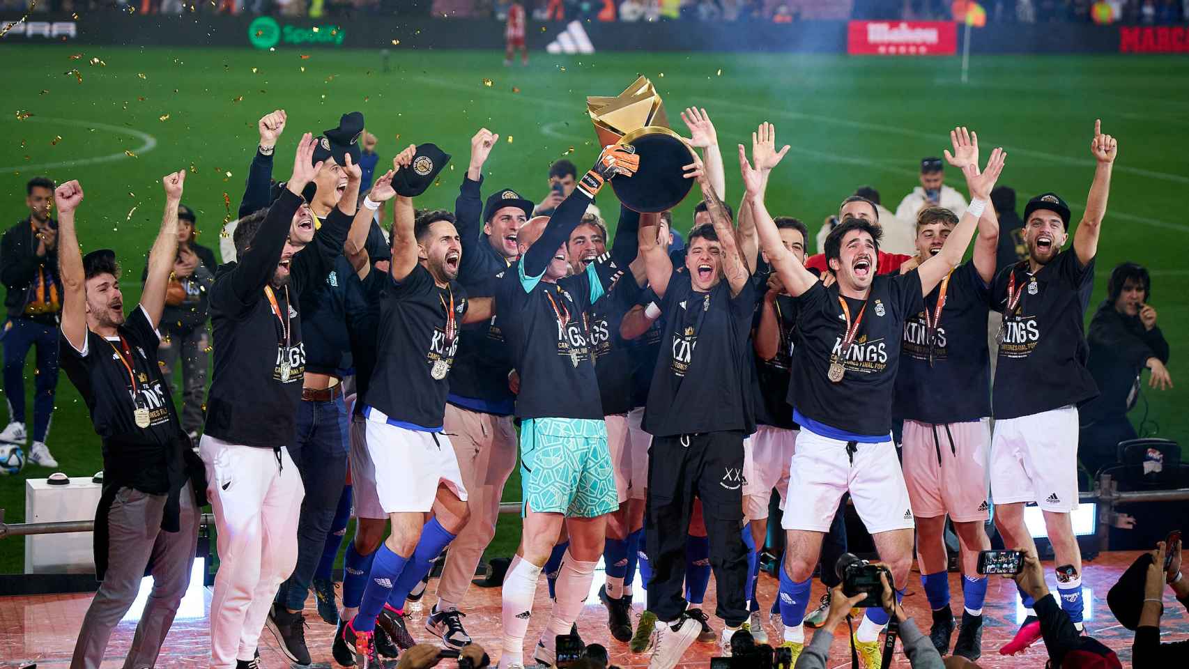 El vallisoletano Juan Arroita, a la izquierda del todo, celebra el título de campeones del primer split de la Kings League.