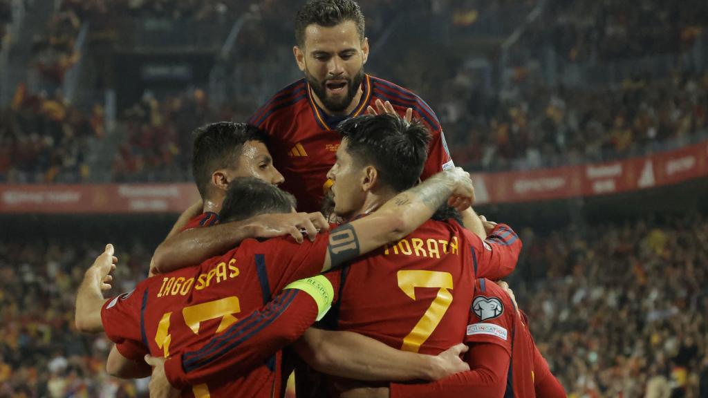 Los jugadores de la Selección celebran uno de los goles de España.