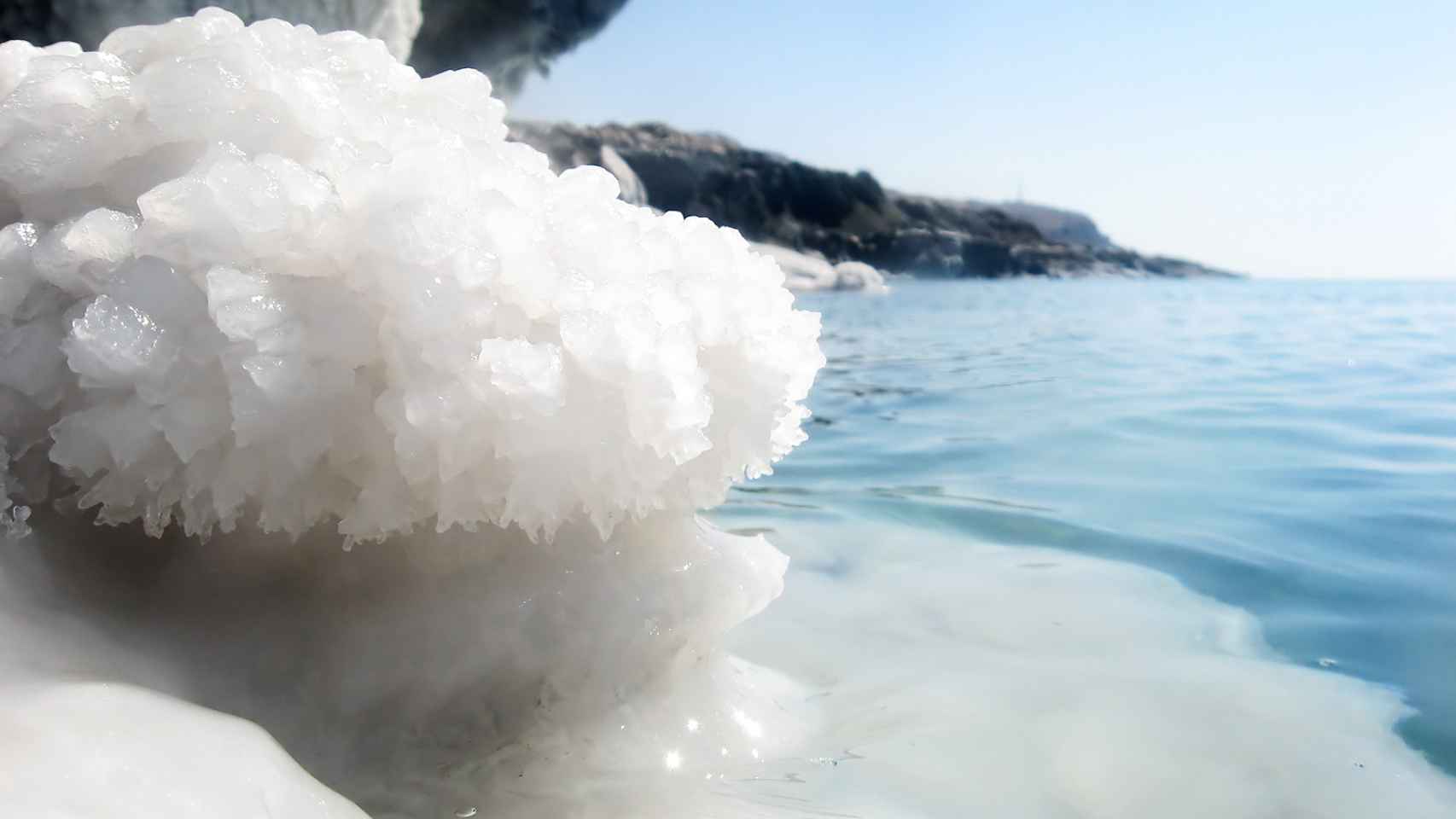 Imagen de archivo de sal a orillas del Mar Muerto.