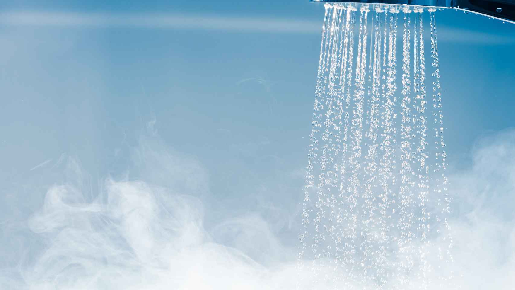 Imagen de archivo de una ducha con agua caliente y vapor.