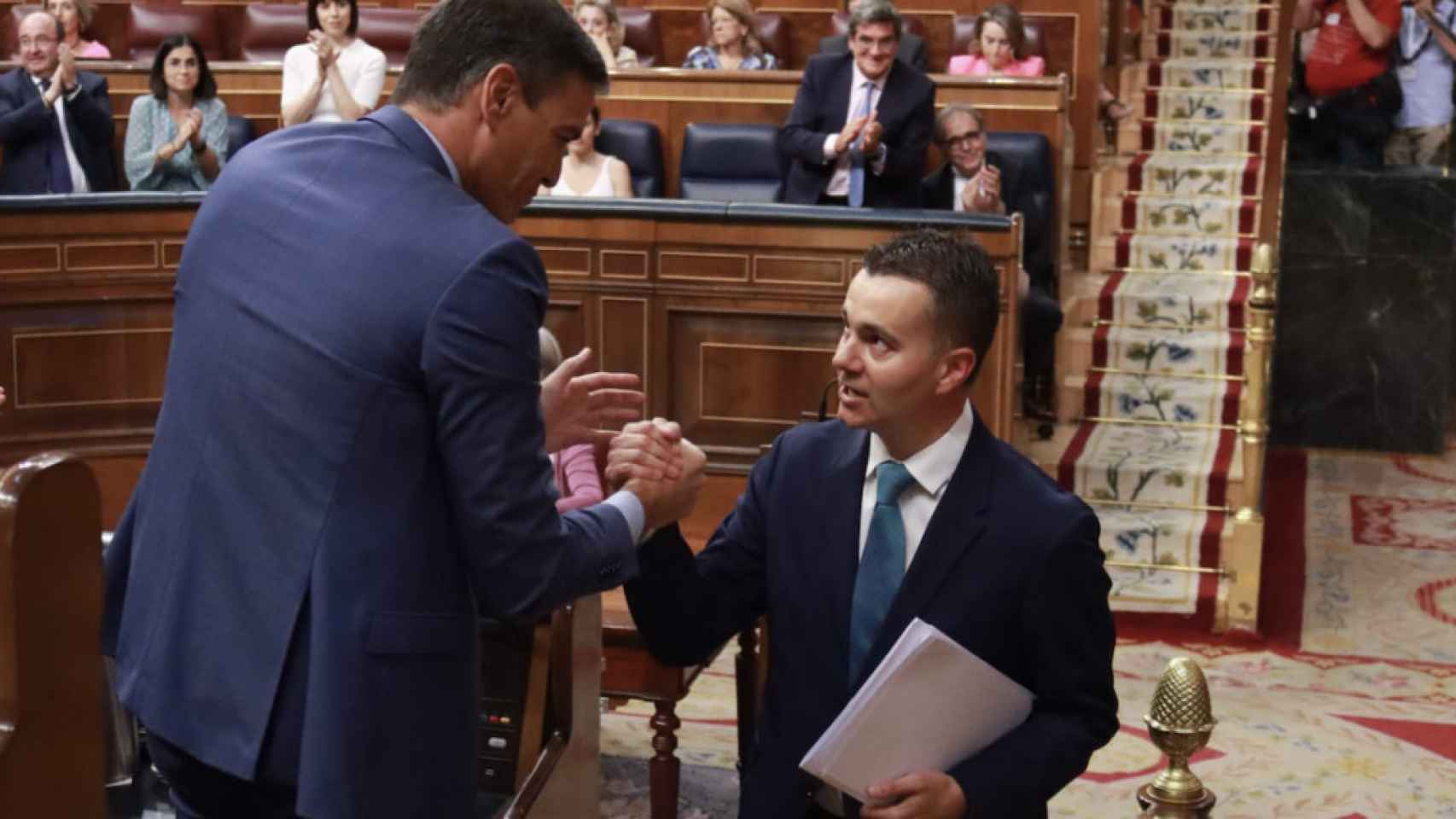 Pedro Sánchez estrecha la mano a Héctor Gómez tras intervenir éste en el Congreso cuando era portavoz parlamentario.
