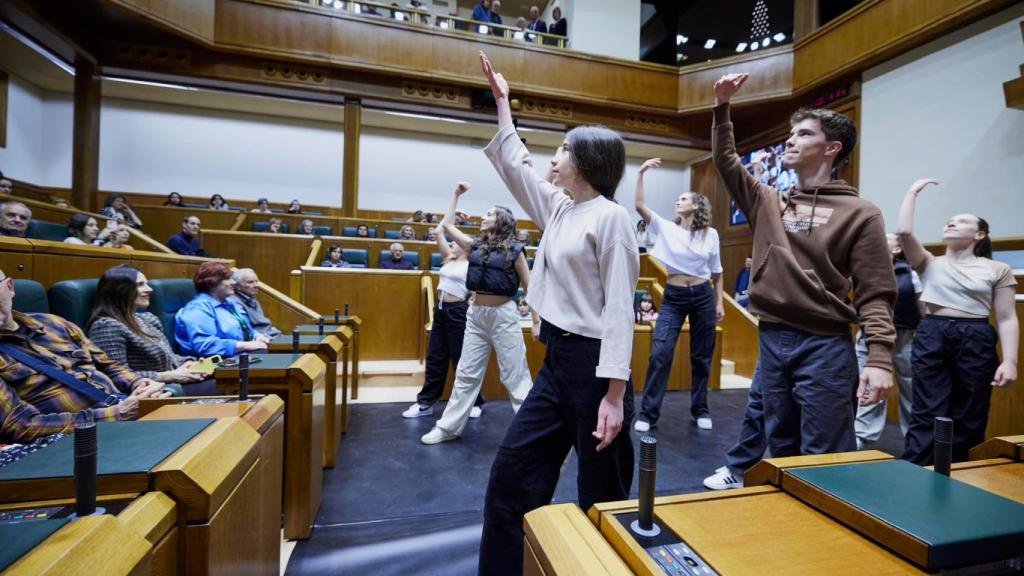 Un momento de la actuación del grupo de baile en el Parlamento vasco.