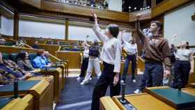 Un momento de la actuación del grupo de baile en el Parlamento vasco.