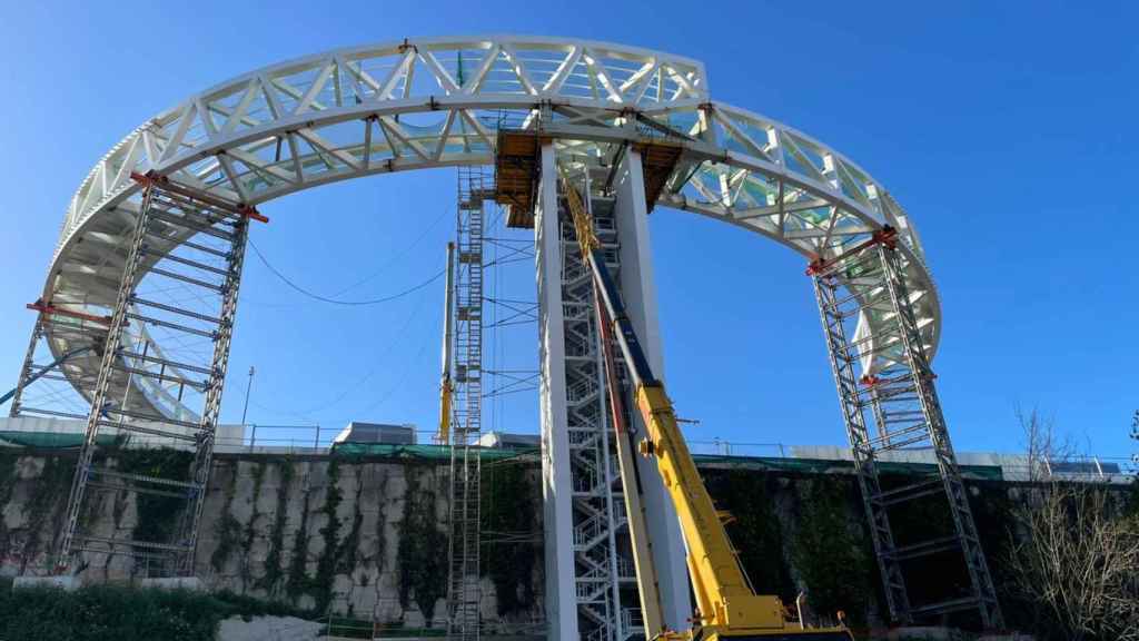 El semicírculo del Halo, a falta de la colocación de una pieza para completarse.