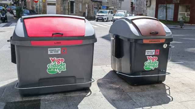Nuevos contenedores de residuos orgánicos de Vigo (dcha).