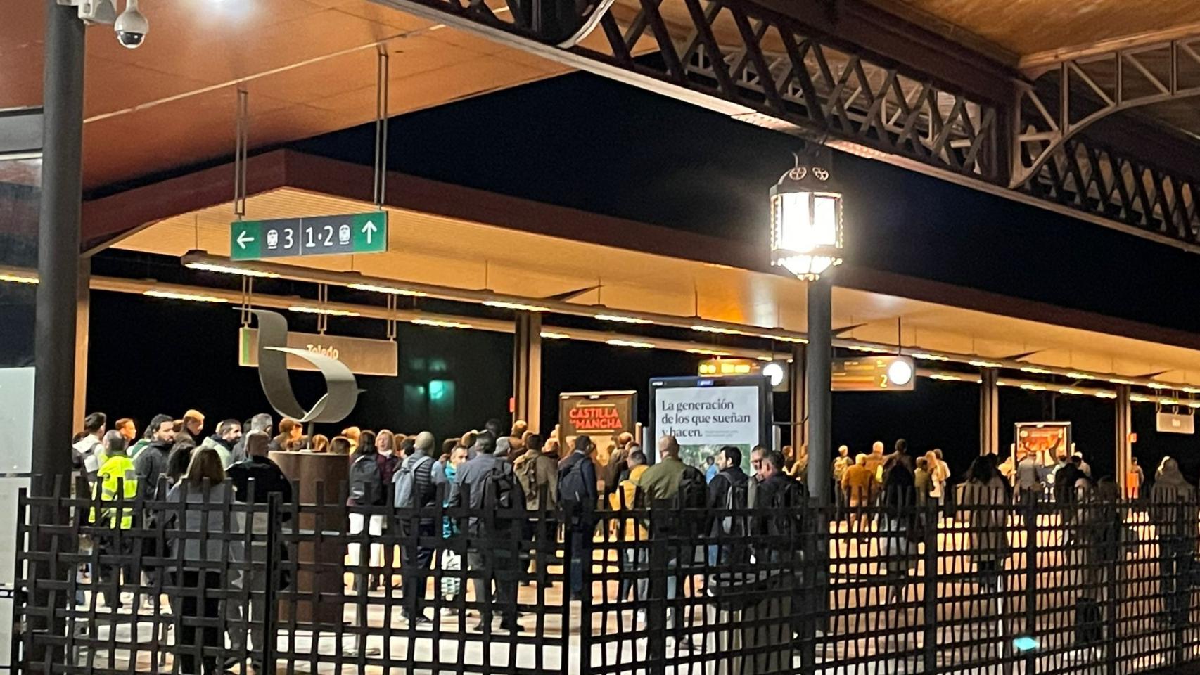 Usuarios esperando la llegada del tren este martes por la mañana en la estación de Toledo.