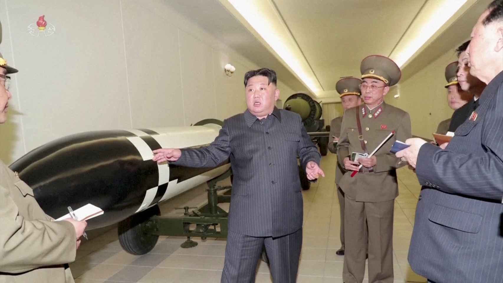 El líder norcoreano, Kim Jong Un, inspecciona ojivas nucleares Pyongyang.