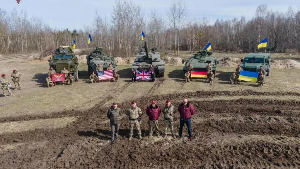 El ministro de Defensa de Ucrania, Oleksii Reznikov, posa frente a un tanque Challenger 2 británico.