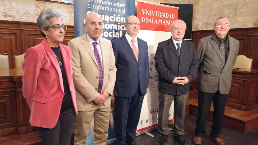 El presidente del CES, Enrique Cabero, participa en la presentación del seminario “Población y procesos migratorios”, en colaboración con la Universidad de Salamanca. En la imagen junto a l coordinador del seminario, José Luis Rojo (D)y el vicerrector de profesorado David Díez