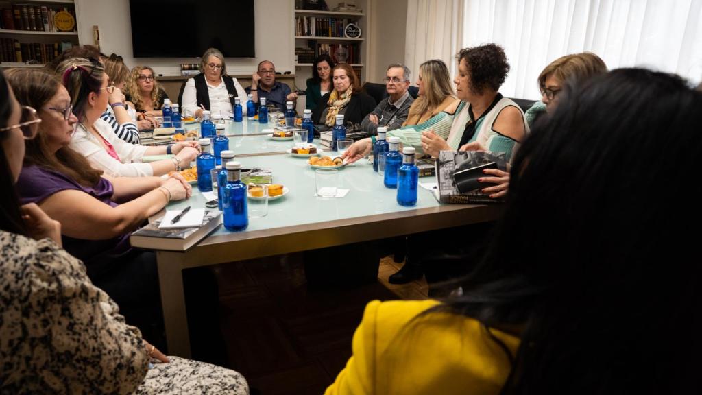 Los ávidos lectores en torno al autor.