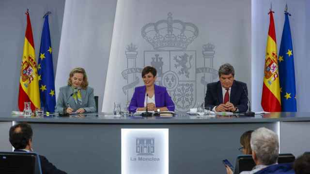 La ministra portavoz, Isabel Rodríguez, la vicepresidenta económica, Nadia Calviño, y el ministro de Inclusión, Seguridad Social y Migraciones, José Luis Escrivá.