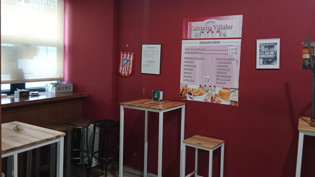 Decoración interior con el escudo del Atleti de la Cafetería Villalar.