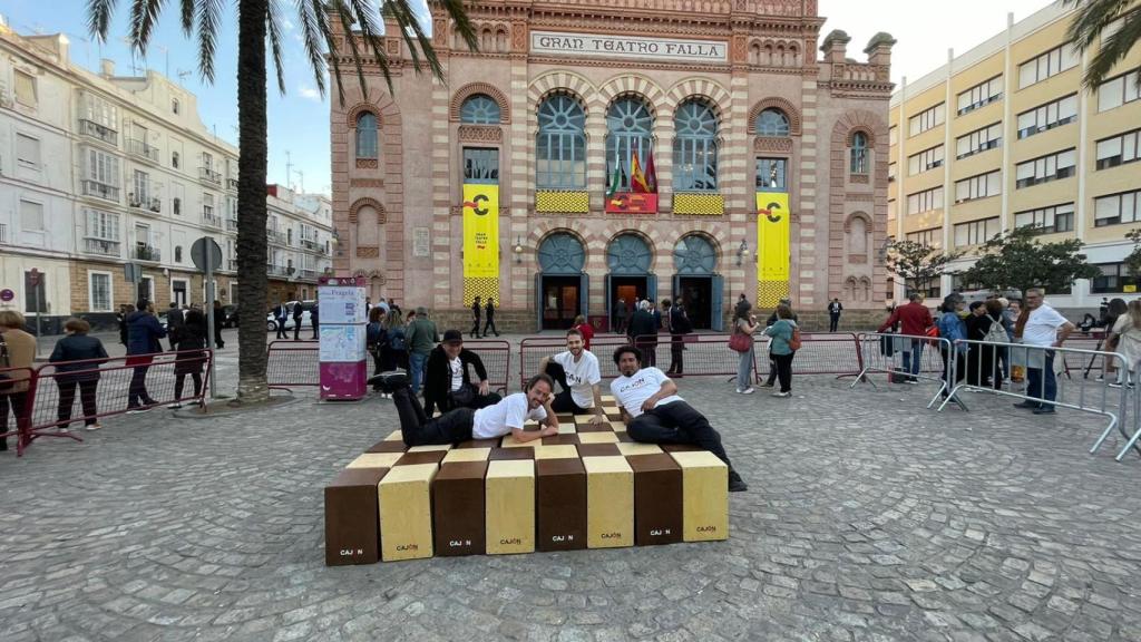 El equipo de Cajón Expo sobre los cajones.