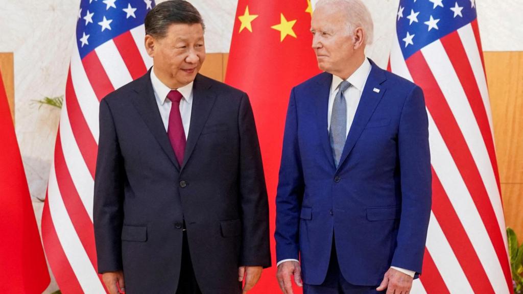 l presidente estadounidense, Joe Biden, se reúne con el presidente chino, Xi Jinping, al margen de la cumbre de líderes del G20 en Bali, Indonesia, el 14 de noviembre de 2022.