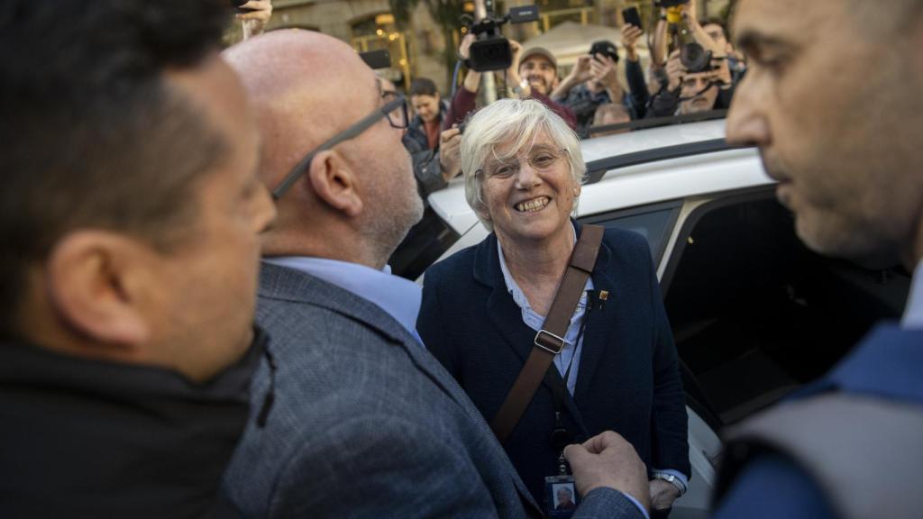 La exconsellera de Educación de la Generalitat Clara Ponsatí al ser detenida en la plaza Cataluña.