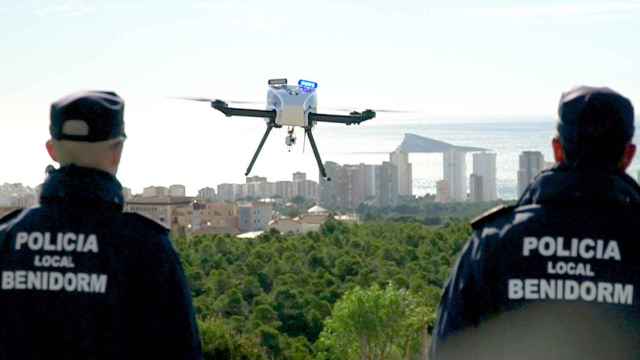 Dos agentes con un dron en Benidorm, en imagen de archivo.