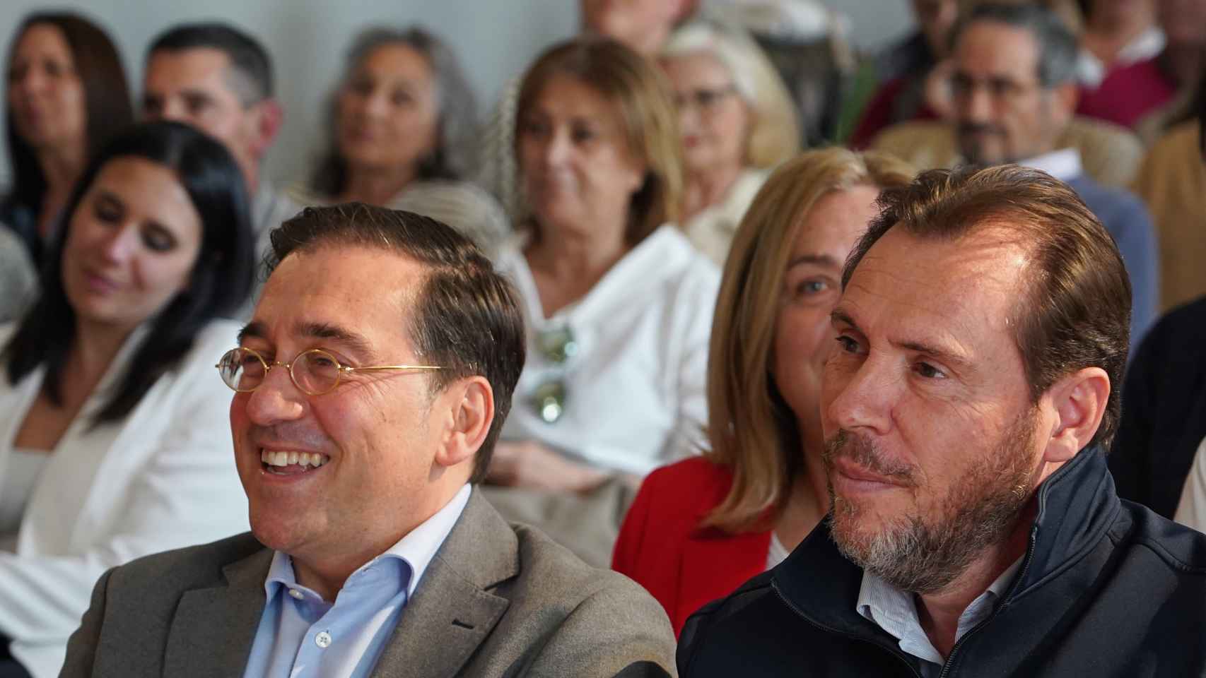 El ministro de Exteriores, José Manuel Albares, junto con el secretario general del PSOE, Óscar Puente