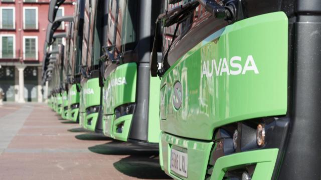 Nuevos autobuses de Auvasa en la Plaza Mayor de Valladolid.