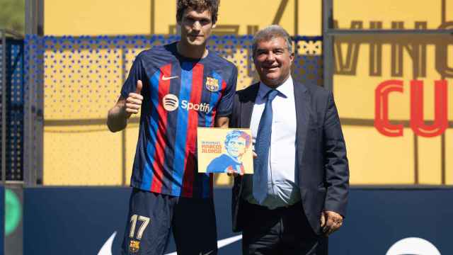 Marcos Alonso junto a Joan Laporta en el día de su presentación como jugador del Barça
