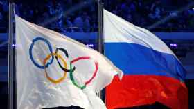 La bandera de los JJOO y la bandera de Rusia, ondeando juntas