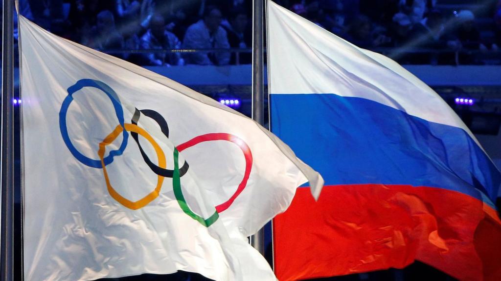 La bandera de los JJOO y la bandera de Rusia, ondeando juntas