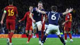 Scott McTominay y Kieran Tierney, festejando el 2-0 de Escocia a España