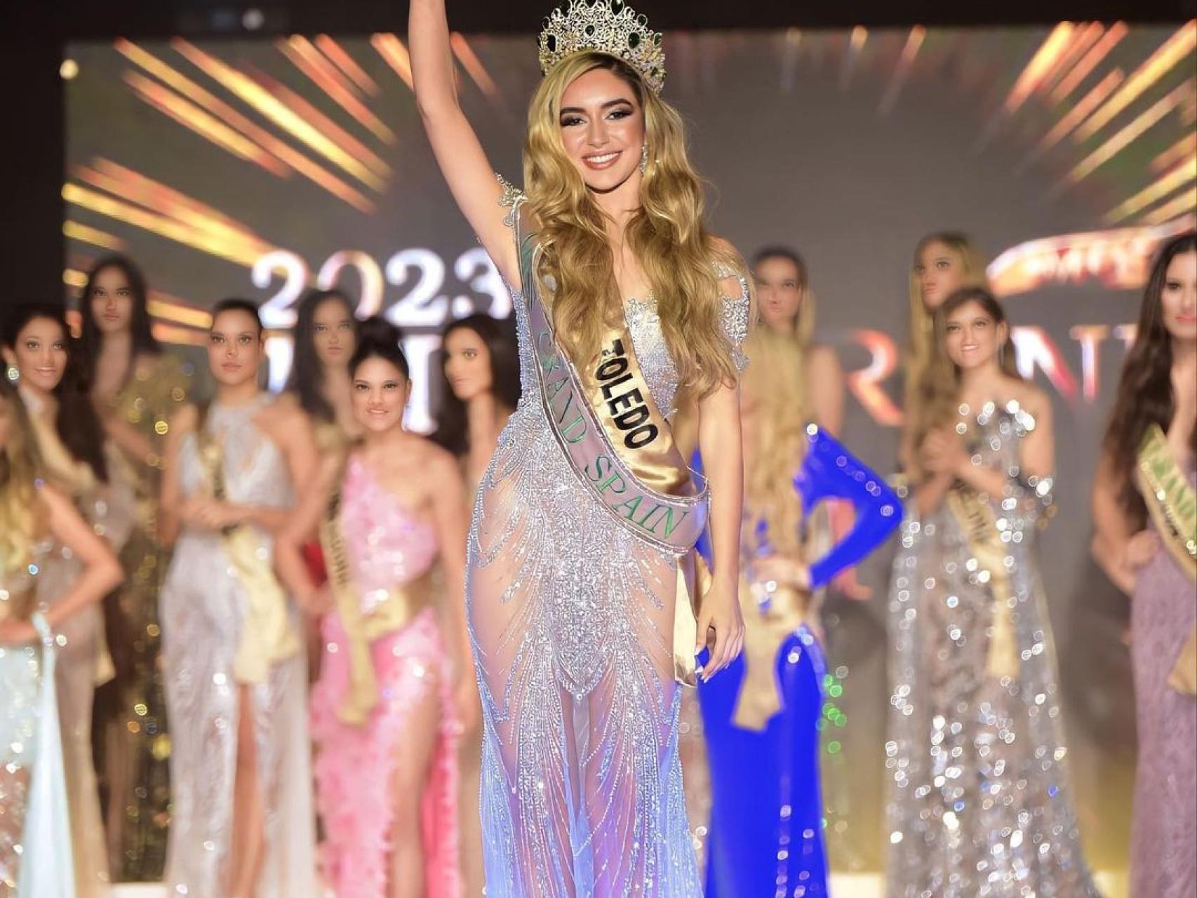 Celia Sevilla alzando su reconocimiento en el certamen Miss Grand Spain 2023.