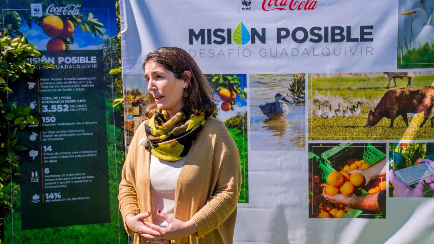 Carmen Gómez-Acebo, directora de Sostenibilidad de Coca-Cola Europacific Partners, explica el proyecto 'Misión Posible: Desafío Guadalquivir' en una de las fincas sevillanas que participan.