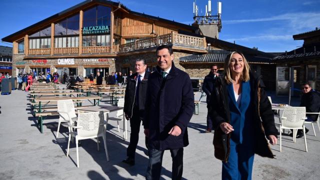 El presidente de la Junta de Andalucía, Juanma Moreno, tras el Consejo de Gobierno celebrado en Sierra Nevada.