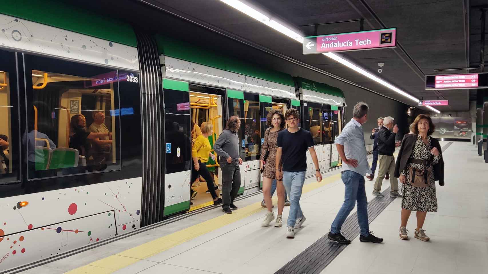 Pasajeros en el Metro de Málaga.