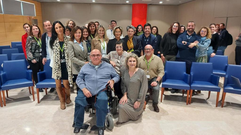 Fotografía de familia de las personas que asistieron de forma presencial a la jornada sobre discapacidad en el aeropuerto de Málaga.