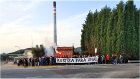 Trabajadores de la refinería y allegados de Unai este martes en la concentración.